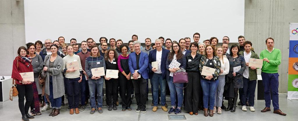 Barbara Trachte, Alain Maron et les lauréats Be.Circular 2019,
dont Trait Déco et LIVELY.